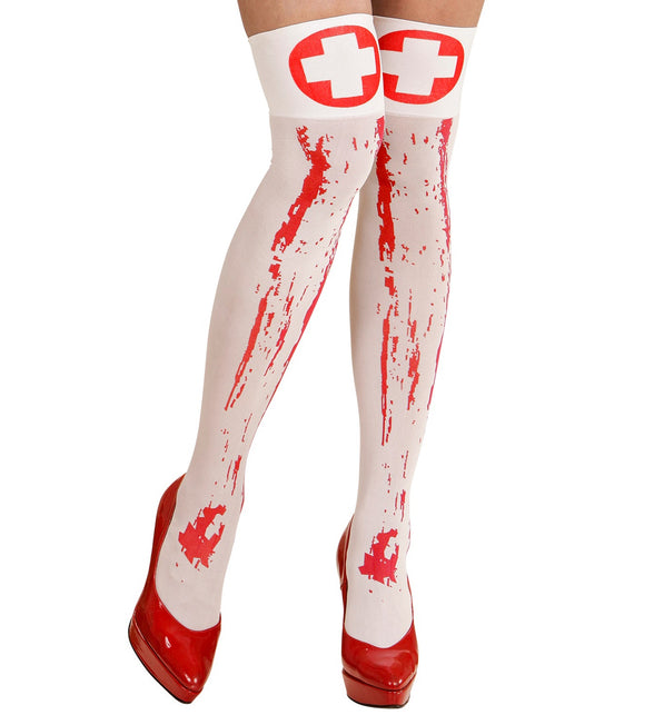 Hoge kousen zombie verpleegster in wit nylon met rode bloedspatten en rood kruis op de boord voor Halloween