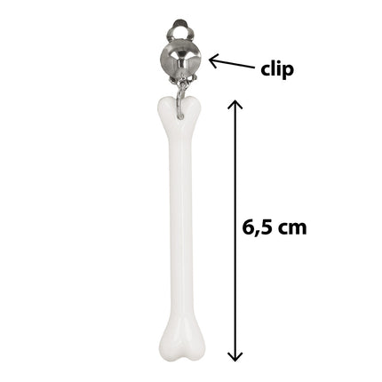 Holbewoonster oorbel in detail: wit botje van 6,5 cm aan een zilverkleurige clip