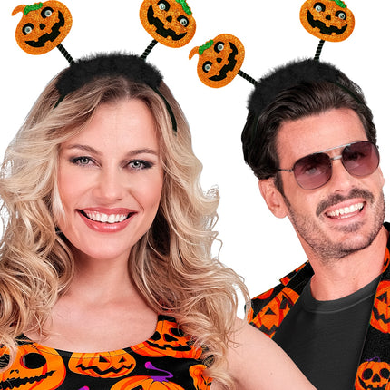 Hoofdband pompoen Liv gedragen door dame en heer bij een pompoenprint-outfit voor Halloween