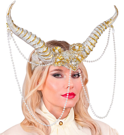 Hoofdbedekking hoorns wit Guus met wit-gouden hoorns en parelkettingen, gedragen door dame voor Halloween