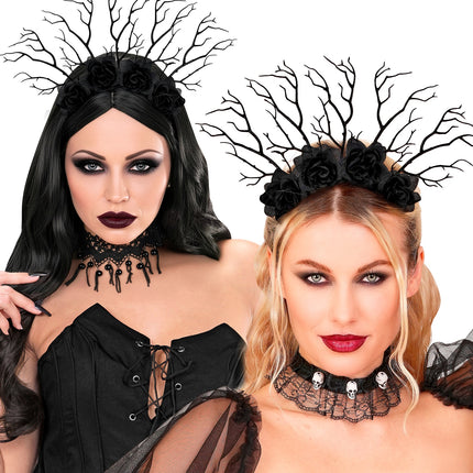 Hoofddeksel donkere koningin gedragen door twee dames bij een gotische Halloweenlook
