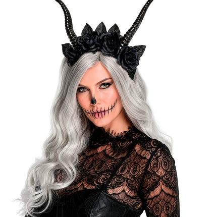 Hoornhaarband met zwarte rozen bij witte pruik en donkere schmink voor Halloween