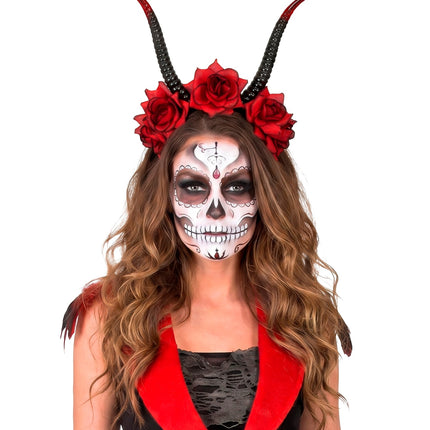 Hoorns met rode rozen bij sugarskull-schmink, vijf rode rozen over de haarband