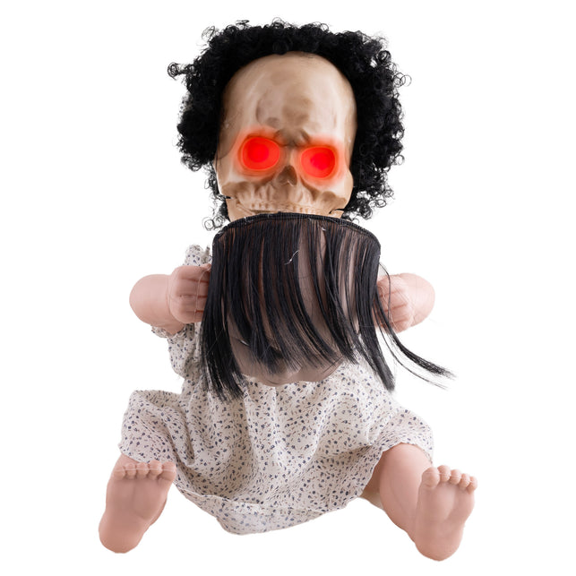 Horrorpop met afgenomen gezicht: schedel met rood oplichtende ogen onder zwart haar