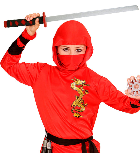 Houten katana met rood gevest en ruitmotief op de greep, geheven boven het hoofd