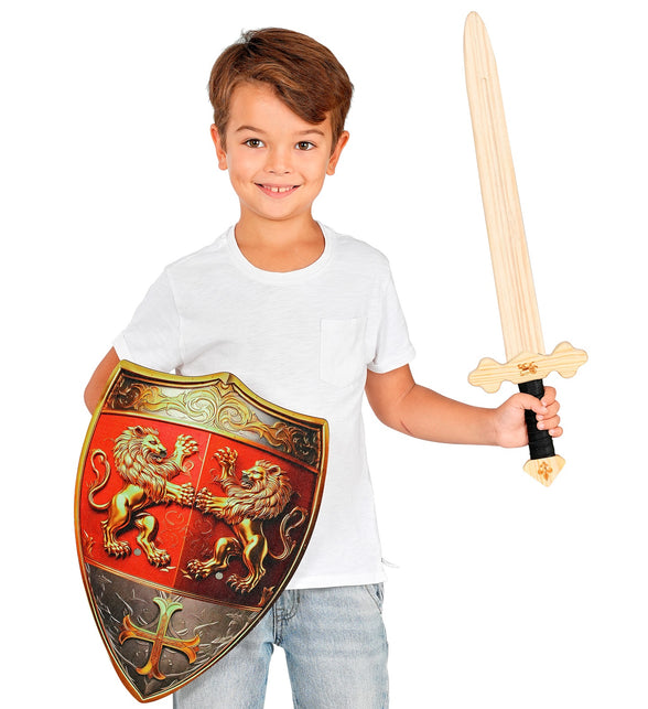 Houten ridderschild aan de arm van een jongen, formaat zichtbaar naast T-shirt