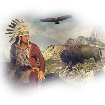Indianenpak Great hawk gedragen op een westernthemafeest, bruin shirt met franjes en sierpand