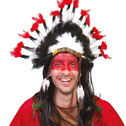 Indianentooi veren budget op het hoofd gedragen, witte veertjes aan de linten langs het gezicht, voor carnaval