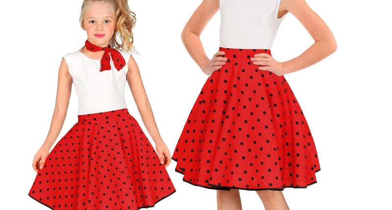 Jaren 50 rok Holly rood met zwarte stippen en halsdoek, gedragen door twee meisjes tijdens een jaren 50-feest
