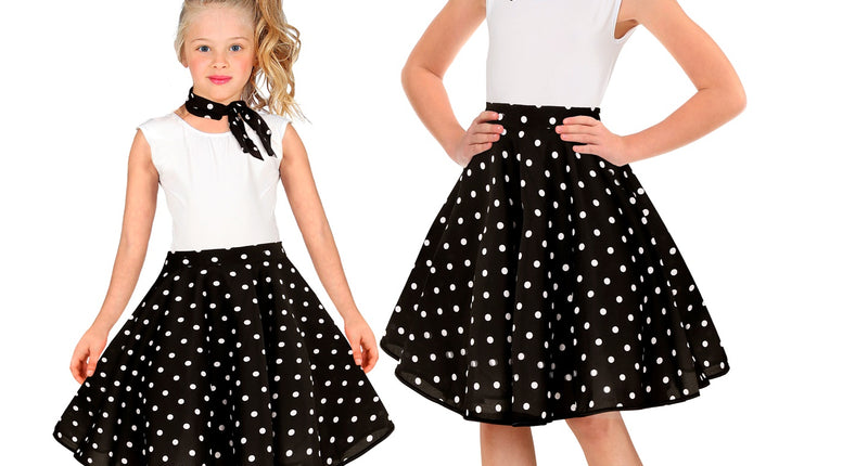 Jaren 50 rok Holly in zwart met witte stippen, gedragen door twee meisjes met witte top en halsdoek