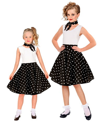 Jaren 50 rok Holly in zwart met witte stippen, gedragen door twee meisjes met witte top en halsdoek