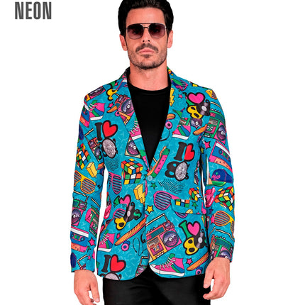 Jaren 80-colbert heren gesloten gedragen over zwart T-shirt, felle print met discobal en sneakers
