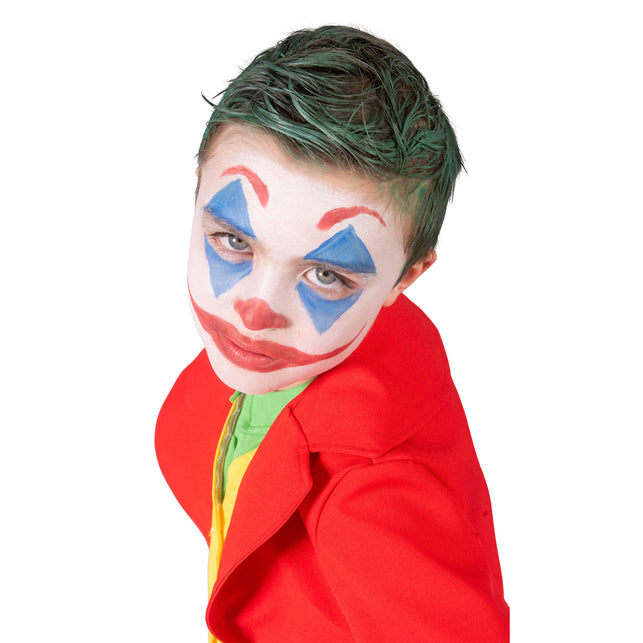 Joker pak James kinderen close-up met rode reverskraag en groen shirt bij de hals