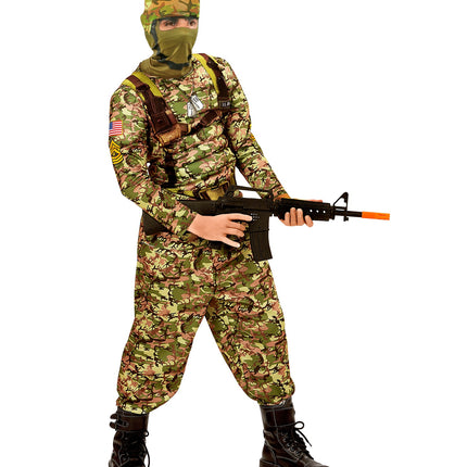 Jongen in camouflage soldatenpak met masker met kap en opgedrukt draagtuig, zijaanzicht