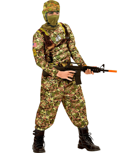 Jongen in camouflage soldatenpak met masker met kap en opgedrukt draagtuig, zijaanzicht