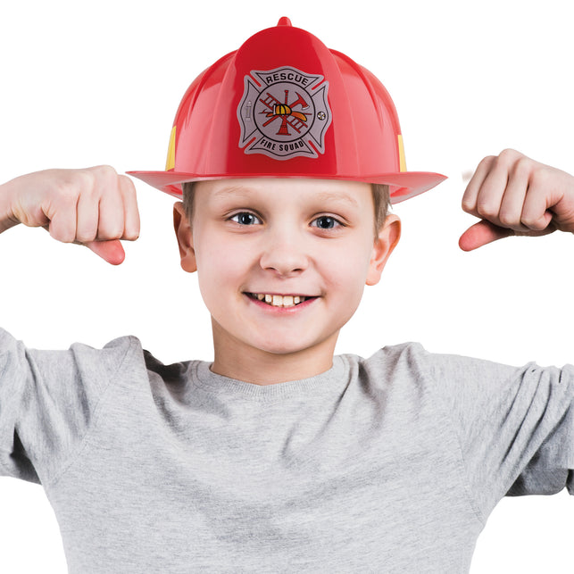 Jongen draagt rode brandweerhelm met brede rand, geschikt voor een kinderfeestje of verkleedfeest