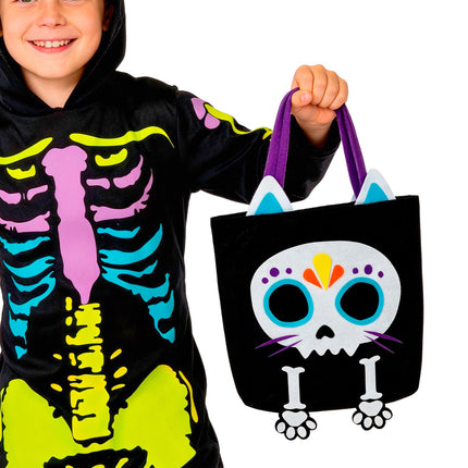 Jongen houdt de trick-or-treat tas kat skelet met turquoise oogranden vast