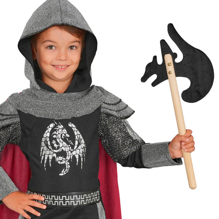 Jongen met houten strijdbijl bij een ridderoutfit met capuchon