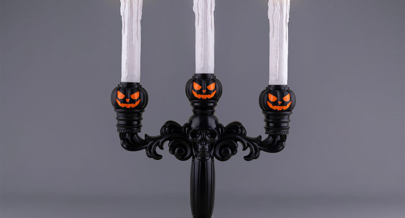 Kandelaar met 3 led kaarsen in zwart met doodskop en oranje pompoenkoppen, brandende ledvlammen voor Halloween