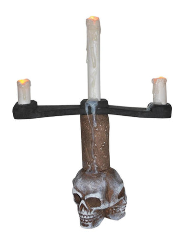 Kandelaar doodskop 32 cm grijs met drie druipende kaarsen en oranje vlampunten, Halloween tafeldecoratie