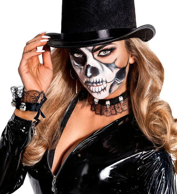 Kanten choker met witte schedeltjes gedragen bij skeletschmink en zwarte hoge hoed