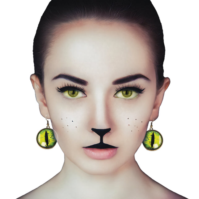 Kattenogen oorbellen geel met groene iris en zwarte spleetpupil, gedragen bij een kattenlook voor Halloween