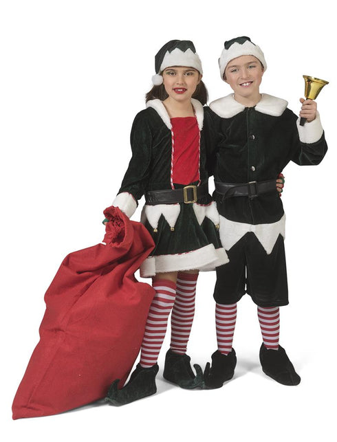 Kersthulpje jurkje Steffie met groene muts met pompon, gedragen door een kind tijdens Kerst
