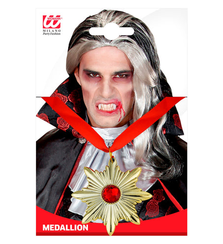 Ketting Dracula medaillon op verpakkingskaart, gedragen bij een vampierlook voor Halloween