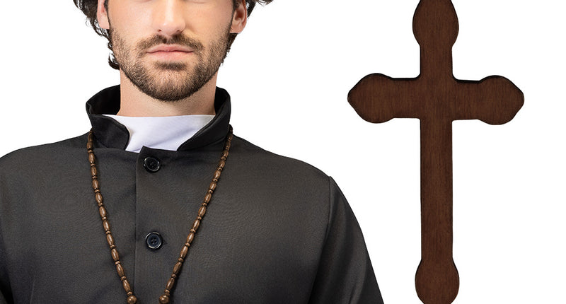 Ketting Rosario bruin met houten kruis, laag op de borst gedragen door een man als pastoor voor carnaval