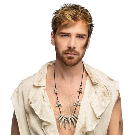 Ketting Skull blade met doodshoofden en klauwen op de blote borst van een man, voor carnaval of Halloween