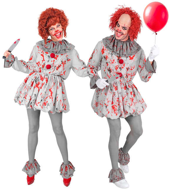 Killer clown kostuum Guus in grijs met rode bloedprint, gedragen door dame en heer op Halloween