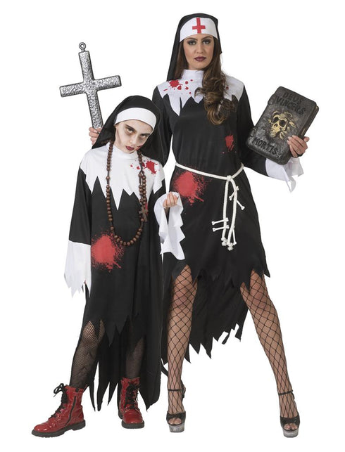 Kind in griezelkostuum met zwart-witte look op een Halloweenfeest, sfeerfoto uit dezelfde horrorlijn