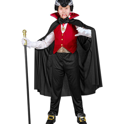 Kind in vampier kostuum met rood vest en hoge kraag, zwarte broek en witte handschoenen