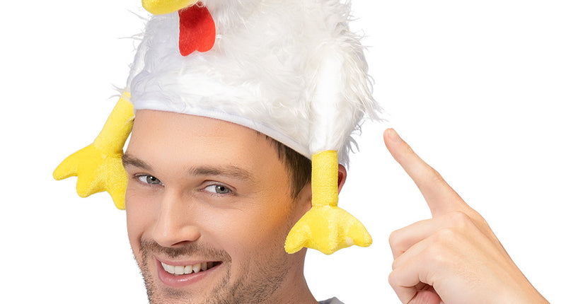 Kippenmuts Tokkie met rode kam en gele bungelpoten, gedragen door een man op carnaval
