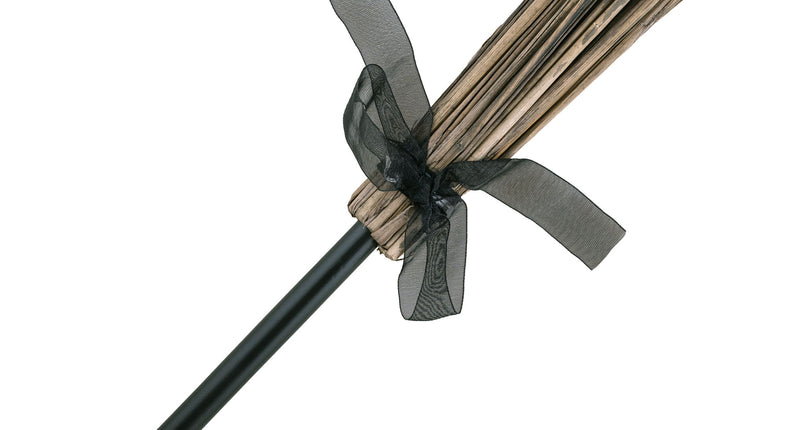 Kleine heksenbezem met zwarte steel, bruine sprietenbundel en zwarte tule strik voor Halloween