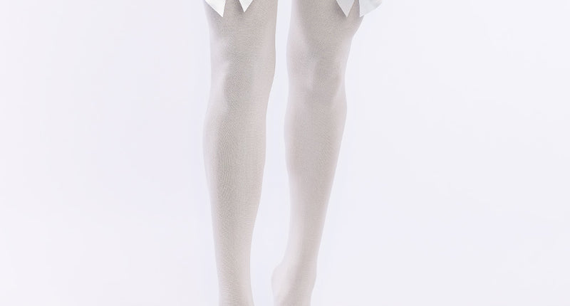Kniekousen wit met witte satijnen strik, dijhoge witte kousen voor dames bij een Oktoberfestoutfit