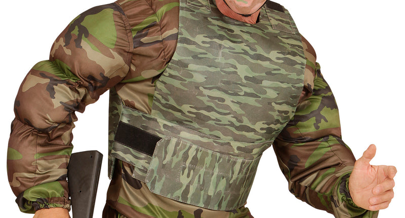 Kogelwerend vest camouflage over een legershirt gedragen, met brede band over de buik