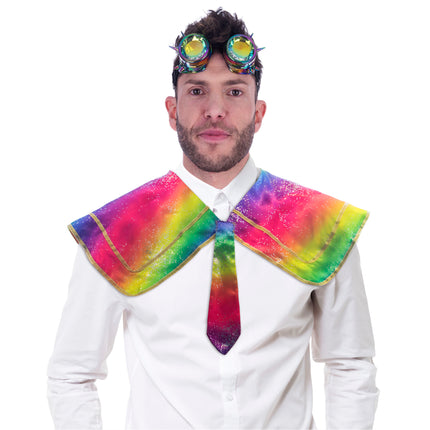 Kraag met stropdas regenboog met glitterprint en gouden bies, gedragen over een witte blouse op Pride