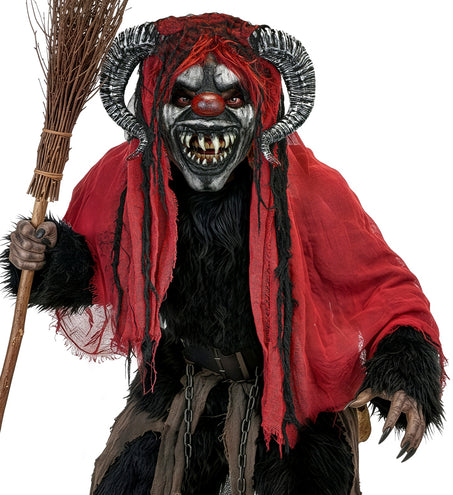 Krampus masker met cape gedragen door model bij een zwart bontkostuum voor Halloween