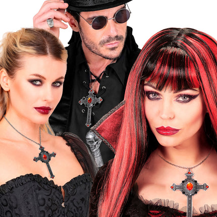 Kruisketting met rode steen gedragen door dames en heer in gothic outfit