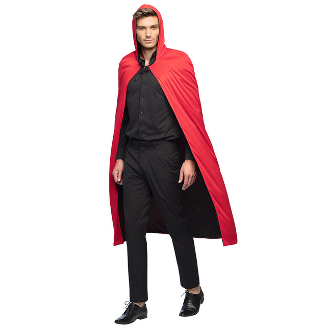 Lange rode cape met kap van 170 cm over zwart hemd en zwarte pantalon voor heren