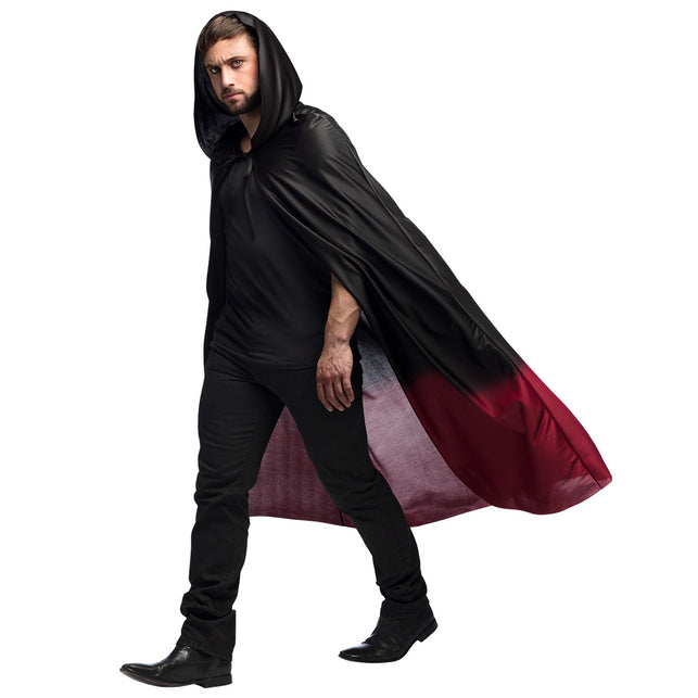 Lange zwarte cape met opgezette kap en rode onderzoom, gedragen door heer