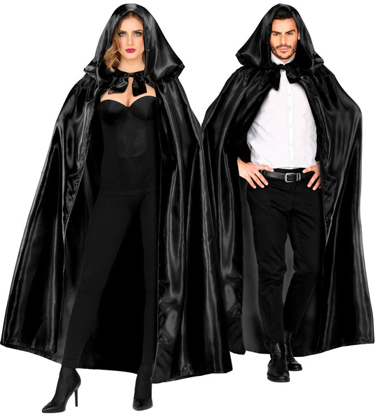 Lange zwarte capuchoncape open gedragen over zwarte kleding en wit hemd