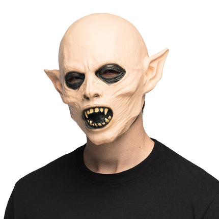 Latex hoofdmasker Ghoul gedragen door een man in zwart shirt, met puntoren en open mond voor Halloween