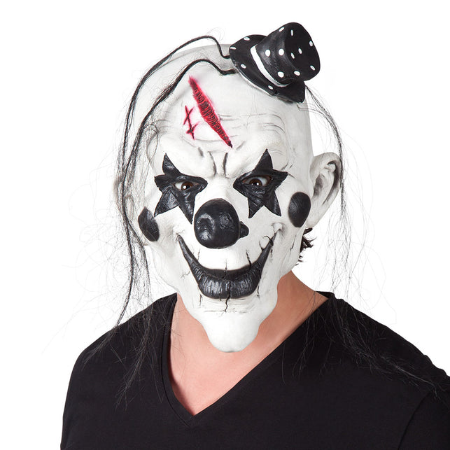 Latex hoofdmasker psycho clown met wit gezicht, zwarte sterogen, lang zwart haar en mini hoedje voor Halloween