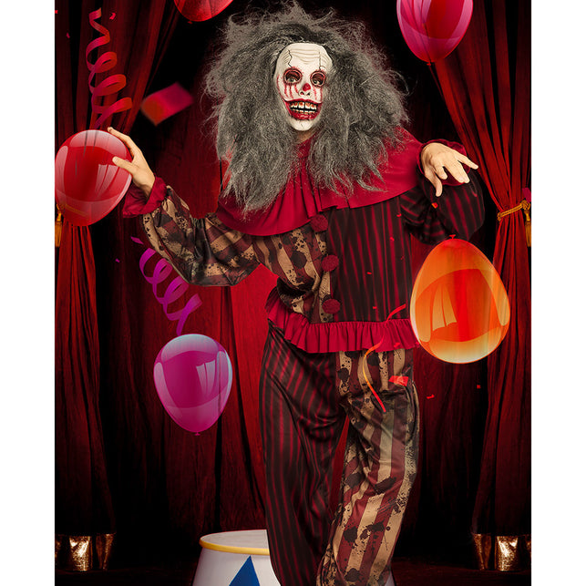 Latex zombieclownmasker met grijs haar in circusdecor met rode ballonnen, halloweenlook