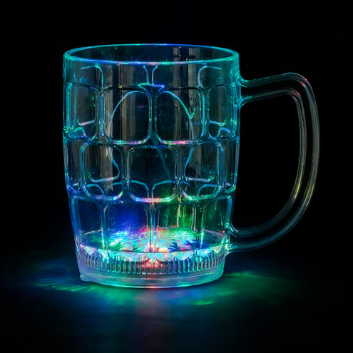 LED bierpul in het donker met blauw, groen en rood licht vanuit de bodem