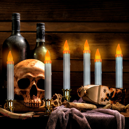 Led kaarsen met flikkerend licht op een Halloweentafel met schedel en botten