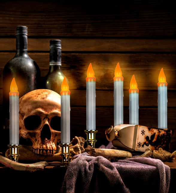 Led kaarsen met flikkerend licht op een Halloweentafel met schedel en botten