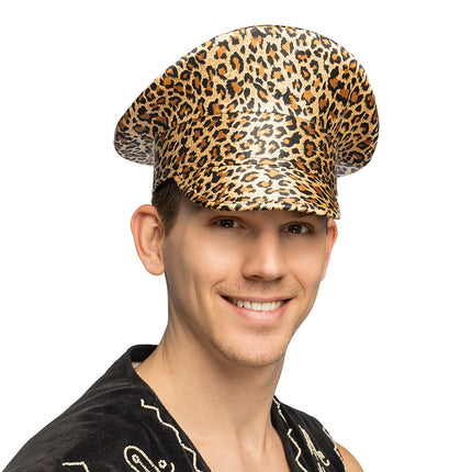 Luipaard pet bruin met klep, schuin van voren gedragen door een man voor carnaval of een foute party
